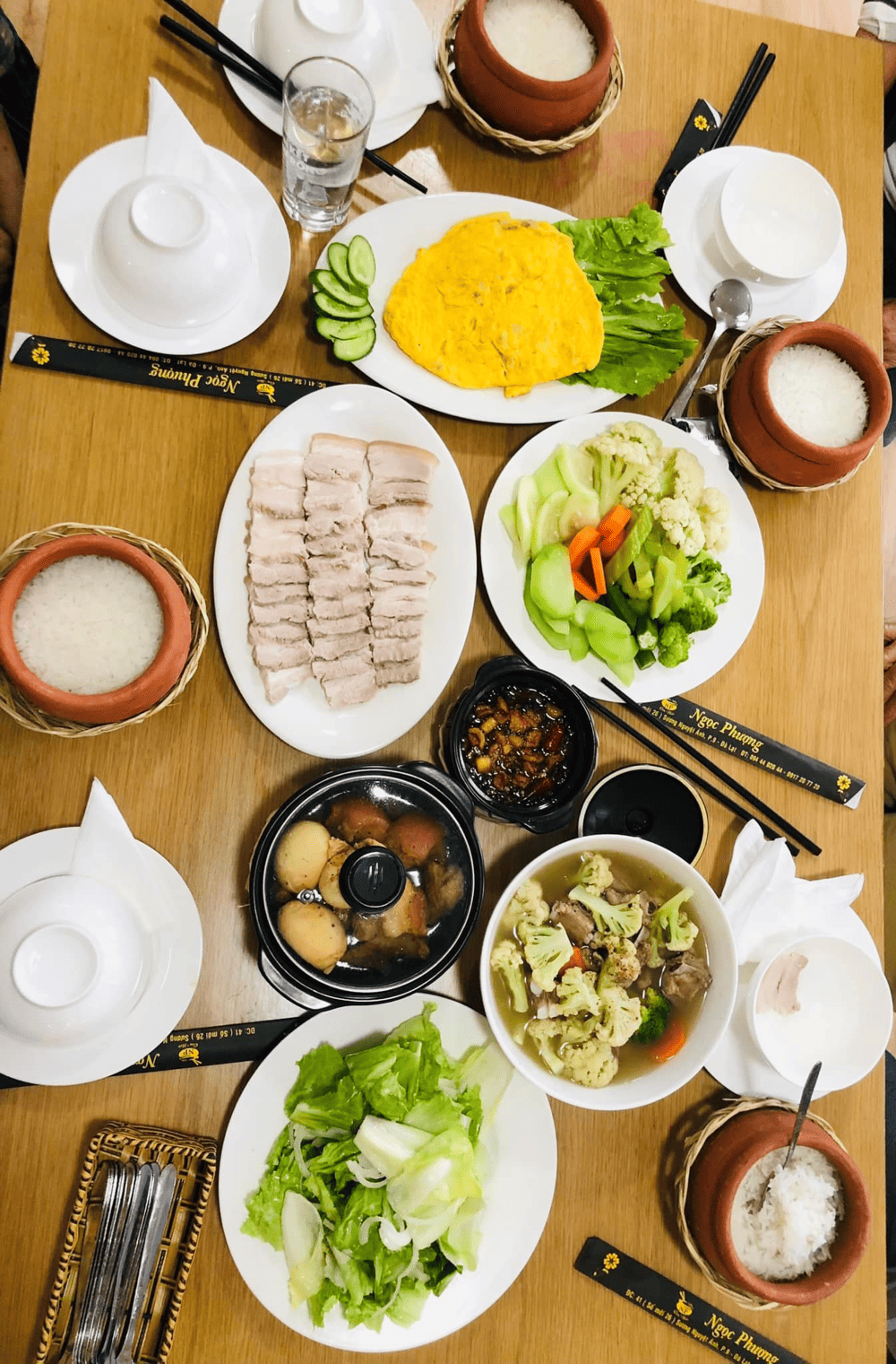 Thực đơn tại Ngọc Phượng đa dạng m&oacute;n ăn k&egrave;m c&ugrave;ng cơm ni&ecirc;u (Nguồn: Fanpage Cơm Ni&ecirc;u Ngọc Phương)